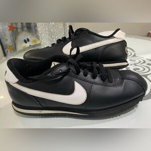 Nike RETRO Cortez ‘07 Sz 6.5 Y Black & White Classic Sneakers NICE